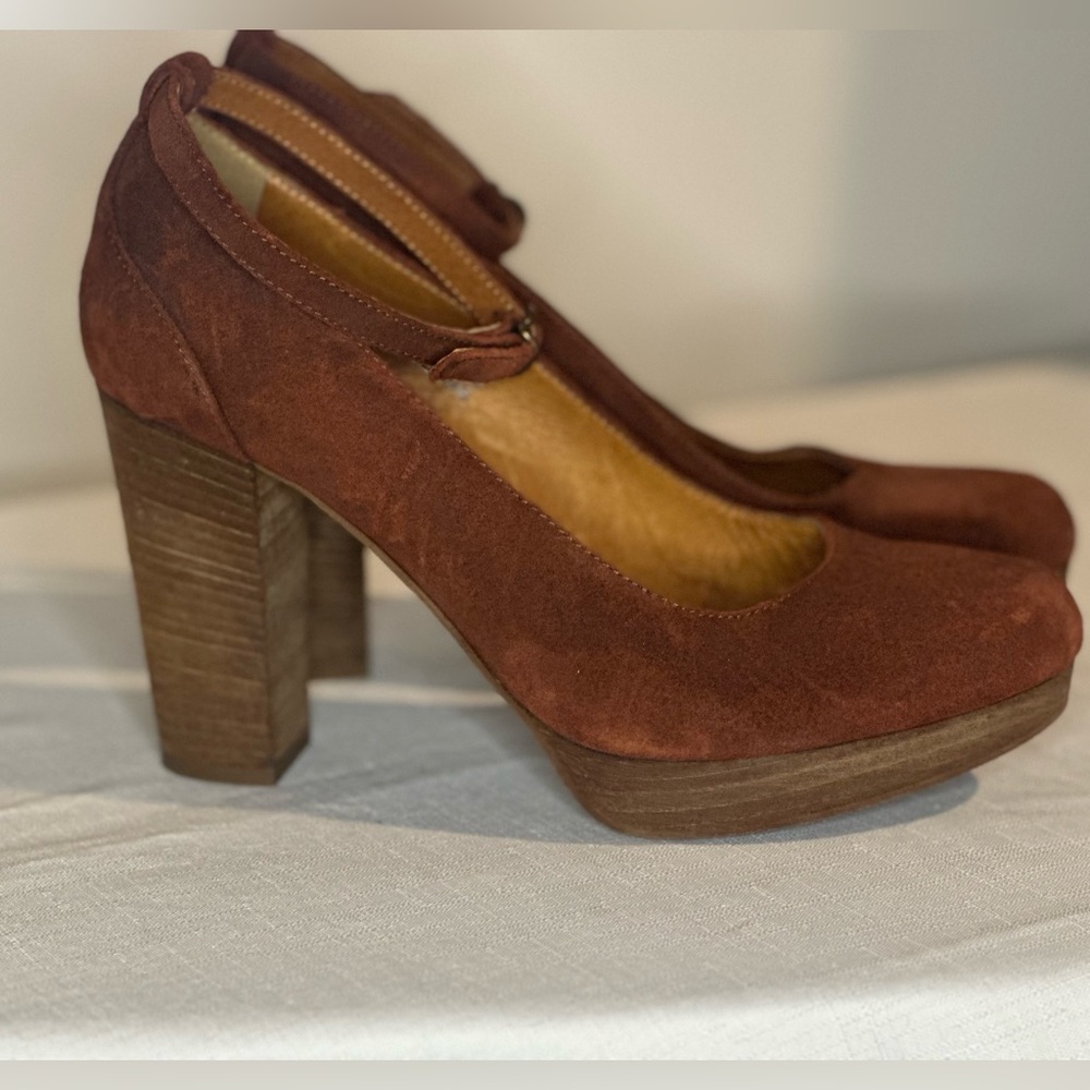 1937 Platform Shoes